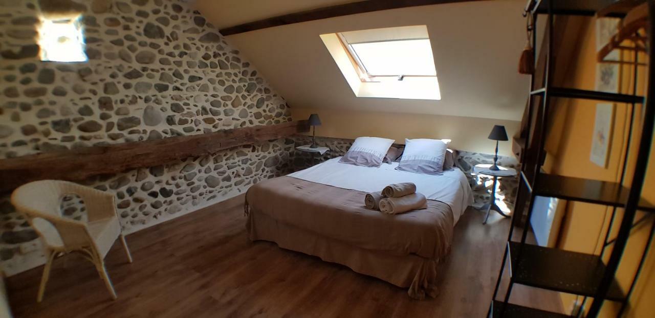 Maison D'Hotes Les 3 Baudets Issor Bagian luar foto